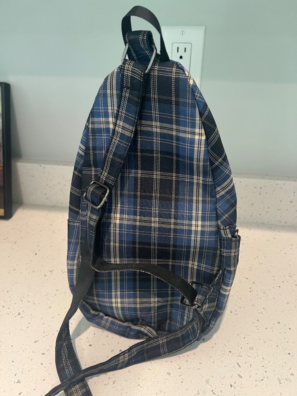 Anti Theft backpack with USB port - Picture 2 of 5